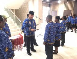 Serahkan SK ASN Dan SK Kabid Kominfo Maybrat, Bupati Bernhard Ingatkan Kehadiran dan Kinerja 