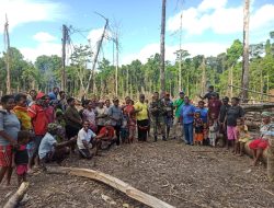 Tinjau Lahan Tani Poktan Semerakator, Kadis Pertanian Maybrat Serahkan Bantuan Stimulus 10 Juta Rupiah