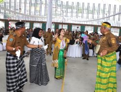 Ribuan Warga KKST Fakfak Mengukuhkan Gubernur Waterpauw Sebagai sesepuh KKST Di Papua Barat