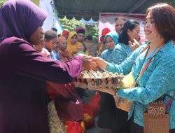 Gubernur Waterpauw Dan Ibu Roma Megawanty Asuh 15 Anak Terkena Stunting Di Fakfak