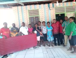 Sumbang 50 Lembar Seng, Ajoi Harap Pemuda Jaga Persekutuan Dalam Pelayanan Gerejawi