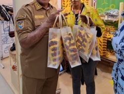 Dukung UMKM, Gubernur Waterpauw Belanja hasil Pameran Apresiasi Kreasi dan Belanja Produk UMKM