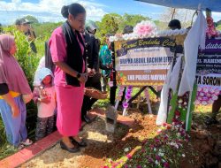 Ketua Bhayangkari Cabang Maybrat Hadiri Prosesi Pemakaman Personil Polres Maybrat