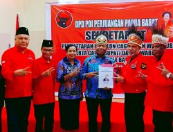 Simbol Dua Jari Warnai Pendaftaran Dominggus Mandacan Sebagai Cagub Di PDIP Papua Barat