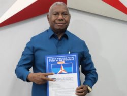 DPP Demokrat Resmi Beri Surat Tugas Kepada Dominggus Mandacan Maju Pilgub Papua Barat