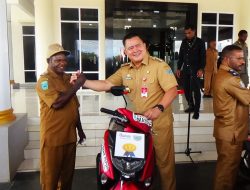 Pj Bupati Bernhard Beri Hadiah Kepada 4 Kampung Pemenang Lomba Kebersihan Dan Tatakelola Administrasi Di Maybrat