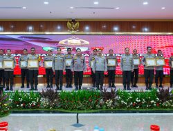 Raih Juara II Peringkat IKPA TA 2023, Kepolda Papua Barat Terima Penghargaan Dari Kapolri