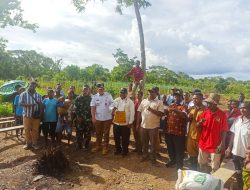 Pj Bupati Maybrat Bantu Dana Stimulan 10 Juta, Bibit Sayur Dan Bama Kepada Poktan di Kampung Soan