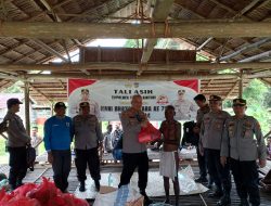 Kapolres Teluk Bintuni Gelar Curhat Kamtibmas Dan Pemberian Tali Asih di Kampung Taniba