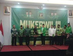 Hadiri Mukerwil III PPP Papua Barat, Ketum DPP PPP Serahkan B1KWK Kepada Lima Calon Kepala Daerah