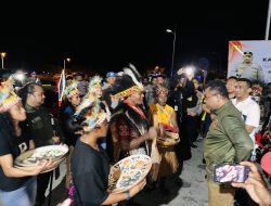 Prosesi Adat Sambut Kunjungan Kerja Kapolda Papua Barat di Teluk Wondama