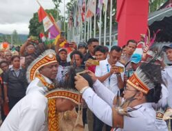 Prosesi Adat Injak Piring dan Pengalungan Noken Arfak Warnai Pendaftaran Pasangan Manis Di  Kantor KPU Mansel