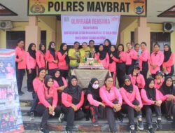 Pengurus Bhayangkari Cabang Maybrat Berikan Tumpeng dalam Rangka HUT Polwan ke-76