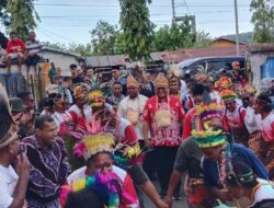 Tarian Adat Suku Serui Warnai Penyambutan Pasangan HERO Di GOR Sanggeng Manokwari