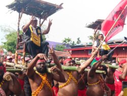 Ditandu Dengan Kursi Adat, Paslon HERO Diarak 2000-an Masa Pendukung Di Wosi Raya