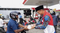 Pertamina Patra Niaga Bagikan Takjil Berbuka Puasa di 15 SPBU Papua Barat dan Papua Barat Daya