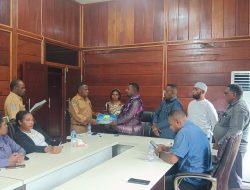 Seklis MRP Papua Barat Serahkan DPA kepada Pimpinan dan Tiga Pokja