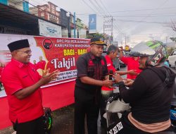 Berbagi Kasih di Bulan Ramadhan, DPC PDI Perjuangan Manokwari Bagikan 400 Paket Takjil untuk Warga