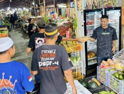 Komunitas Pick Up Raja Ampat Bagikan 500 Takjil kepada Warga Pasar Snonbukor