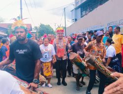 Tarian Adat Serui Sambut Kapolda Papua Barat di Fanindi Pantai Manokwari, Warga Antusias Sampaikan Aspirasi